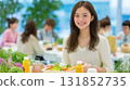 午餐時間，咖啡館露台上微笑的年輕女子 131852735