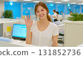 女員工在辦公室友善地打招呼 131852736