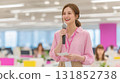 微笑的女人在明亮的辦公室發表演講 131852738