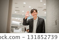 一位商人在入口處微笑揮手 131852739