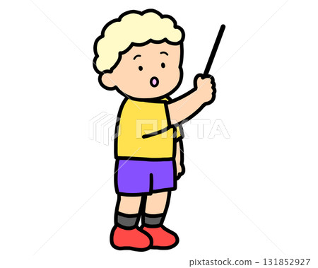 金髮男孩拿著棍子在黑板前講解 131852927