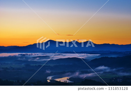 Echigo Mikoyama黎明的雲海晨光 131853128