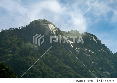 朝陽下閃耀的花崗岩岩石山峰，世界自然遺產屋久島（春季） 131853206