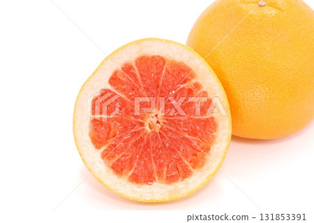 葡萄柚切截面淺色背景紅色果肉 131853391