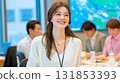 女企業家在辦公室的線上會議上進行有趣的交談 131853393