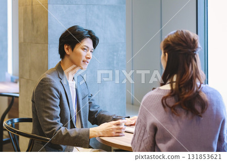 男人和女人在辦公室、商務現場開會 131853621