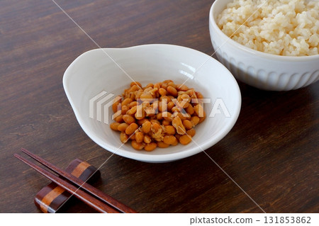 餐桌背景中的糙米和納豆 餐桌背景中的糙米和納豆 131853862