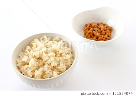 白色背景中的糙米和納豆 131854074