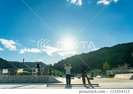 年輕人在三重縣南伊勢町的保原小學舊址保原滑板公園玩滑板 131854315