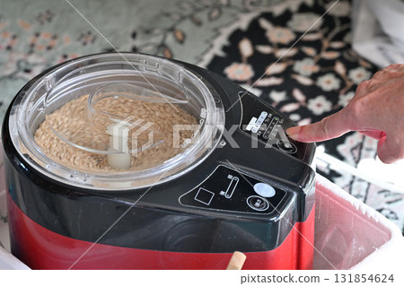 Household rice milling machine 131854624