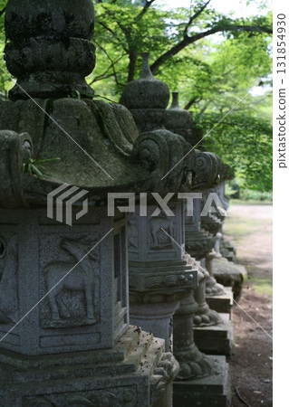Temple stone lanterns and fresh greenery 131854930