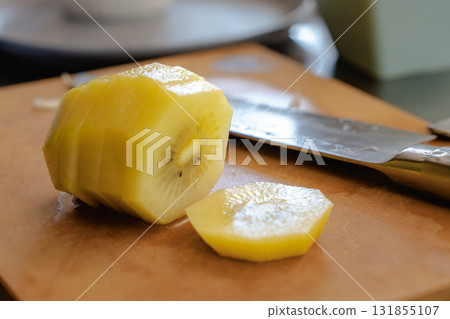 預先切割的黃金獼猴桃放在砧板上 預先切割的黃金獼猴桃放在砧板上 131855107