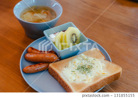 西式早餐,包括起司吐司、香腸、湯和水果 西式早餐,包括起司吐司、香腸、湯和水果 131855155
