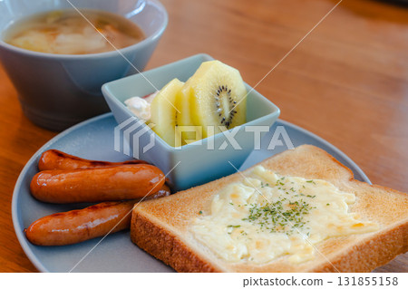 西式早餐，包括起司吐司、香腸、湯和水果 131855158