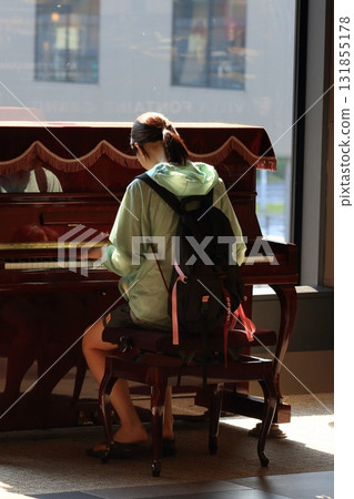 彈街頭鋼琴的女孩 街角鋼琴 彈街頭鋼琴的女孩 街角鋼琴 131855178