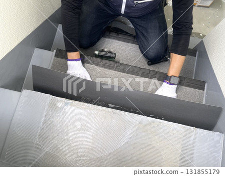 公寓大樓大規模維修期間，在公共樓梯上安裝長膠帶 131855179