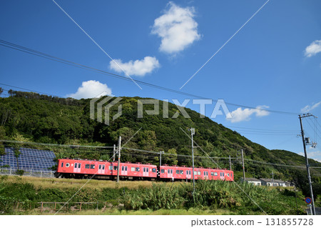 行駛在磯浦海岸附近的吉祥列車（南海電鐵加太線）[和歌山縣和歌山市] 131855728