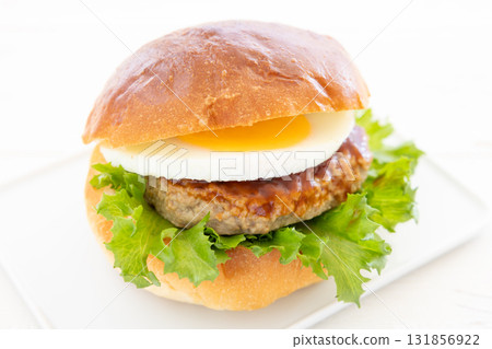 Delicious Tsukimi Hamburger 131856922