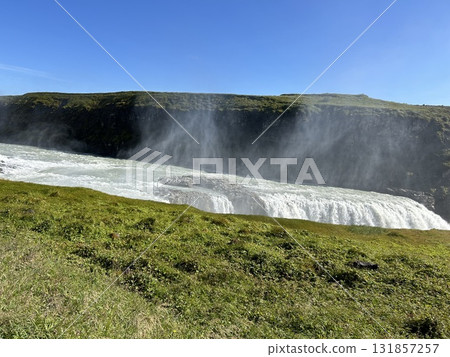 冰島巨大瀑布黃金瀑布 (Gullfoss) 噴出的水花。 131857257