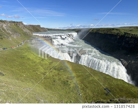 這是冰島巨大的瀑布黃金瀑布 (Gullfoss) 和神奇彩虹的景色。 131857428