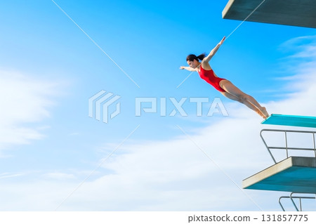 身穿紅色泳衣的高台跳水女運動員 身穿紅色泳衣的高台跳水女運動員 131857775