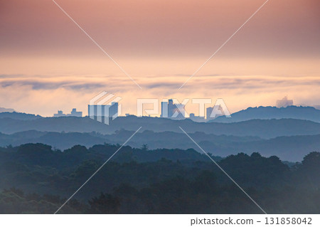 志摩磯部町的景色，晨曦和薄霧中飯店的輪廓 131858042