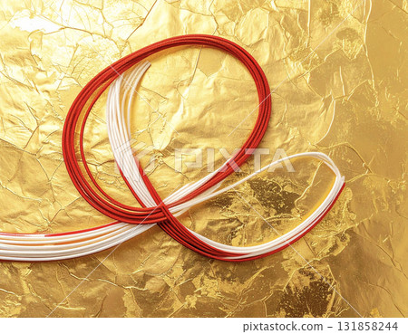 用紅白相間的水引和金箔裝飾的華麗而精緻的新年圖案 用紅白相間的水引和金箔裝飾的華麗而精緻的新年圖案 131858244