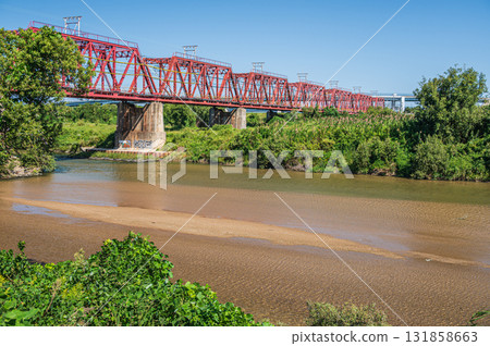 Keihan Electric Railway's railway bridge over the Kizu River in Yawata City, Kyoto Prefecture 131858663