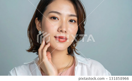 人工智慧生成的一位美麗女人的肖像,姿勢自然,留著短髮,戴著優雅的配件。 人工智慧生成的一位美麗女人的肖像,姿勢自然,留著短髮,戴著優雅的配件。 131858966