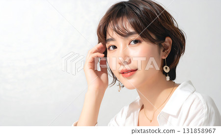 人工智慧生成的年輕女子影像，她帶著溫柔的微笑，一手放在臉頰上，展現出她的潔淨 131858967