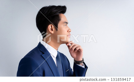 人工智慧生成的一位商人在乾淨的空間裡認真思考的圖像 131859417