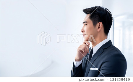 一位商人在明亮的背景下思考未來的肖像“AI 生成的圖像” 一位商人在明亮的背景下思考未來的肖像“AI 生成的圖像” 131859419