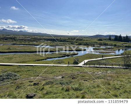 這是冰島世界遺產辛格韋德利國家公園地縫中誕生的神奇濕地。 131859479