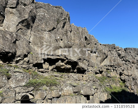 這塊崎嶇的岩石誕生於冰島世界遺產辛格韋德利國家公園的一條地縫中。 131859528