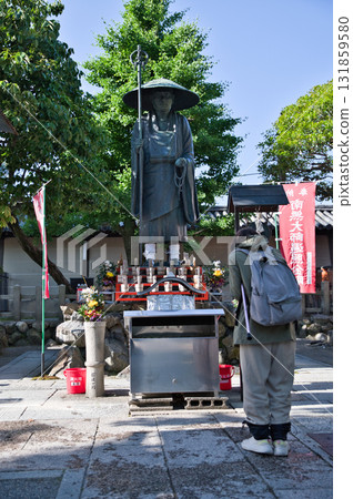 東寺：修行大師的雕像前總是擠滿了祈禱的人 131859580