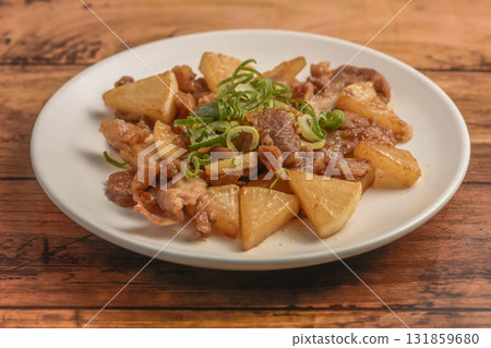 Stir-fried pork and daikon radish 131859680