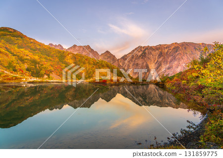 黎明時分,白馬三山的秋葉倒映在八方池中 黎明時分,白馬三山的秋葉倒映在八方池中 131859775
