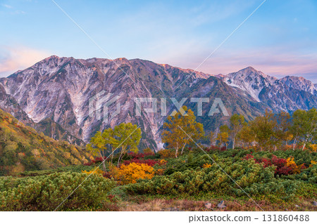 清晨徒步穿越八方山的秋葉,欣賞北阿爾卑斯山的日出 清晨徒步穿越八方山的秋葉,欣賞北阿爾卑斯山的日出 131860488