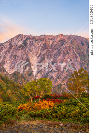 清晨徒步穿越八方山的秋葉,欣賞北阿爾卑斯山的日出 清晨徒步穿越八方山的秋葉,欣賞北阿爾卑斯山的日出 131860492
