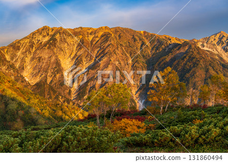 清晨徒步穿越八方山的秋葉,欣賞北阿爾卑斯山的日出 清晨徒步穿越八方山的秋葉,欣賞北阿爾卑斯山的日出 131860494