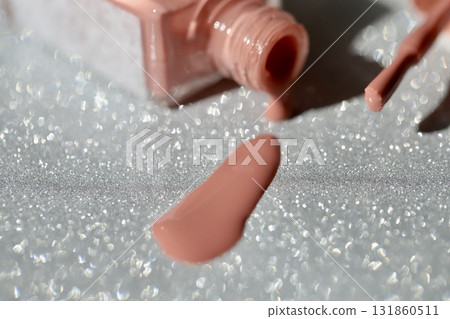 有閃光背景的米色粉紅色美甲 有閃光背景的米色粉紅色美甲 131860511