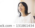 中年婦女微笑著交談 131861434