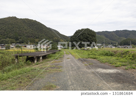 廢棄鐵路線遺址上殘留的月台 廢棄鐵路線遺址上殘留的月台 131861684