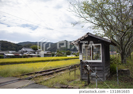 Railroad crossing hut 131861685