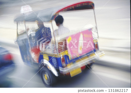 東南亞街頭色彩繽紛的三輪計程車 東南亞街頭色彩繽紛的三輪計程車 131862217