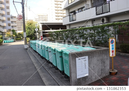 Garbage can Garbage can 131862353