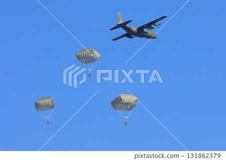 傘兵從運輸機上跳出,降落傘空投,特種部隊,空降 傘兵從運輸機上跳出,降落傘空投,特種部隊,空降 131862379