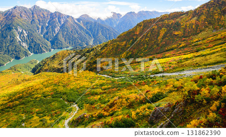 立山黑部阿爾卑斯山脈路線:大觀峰的紅葉和富山縣黑部湖的遠景 立山黑部阿爾卑斯山脈路線:大觀峰的紅葉和富山縣黑部湖的遠景 131862390