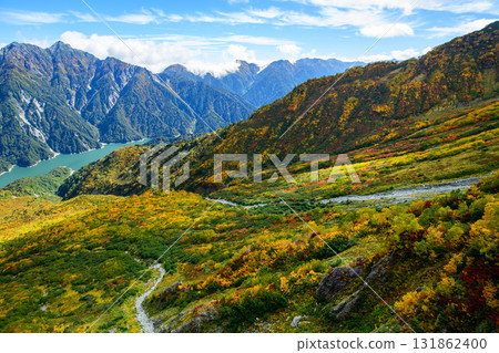 立山黑部阿爾卑斯山脈路線的壯麗景色：大觀峰的秋葉和富山縣黑部湖的遠景 131862400