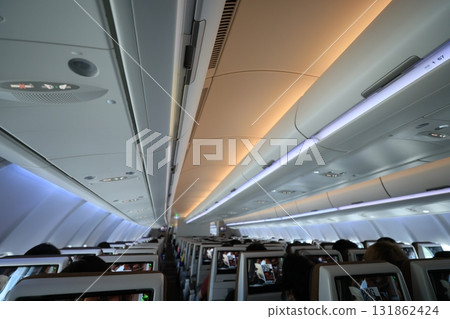 飛機客艙 131862424
